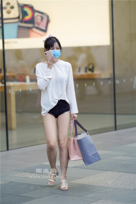 编码2207黑色热裤美腿小姐姐