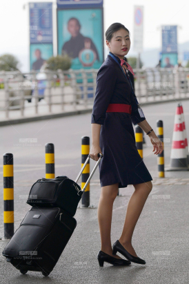 25空姐街拍-那眼神拍出来走秀的感觉-东航漂亮的金棕丝