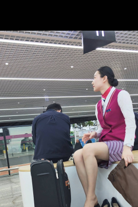 4k视频偶遇南航空姐下班肉丝换鞋真实震撼