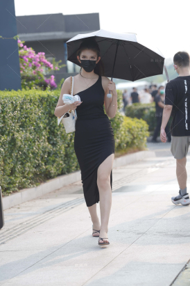 黑色开衩长裙美背小姐姐