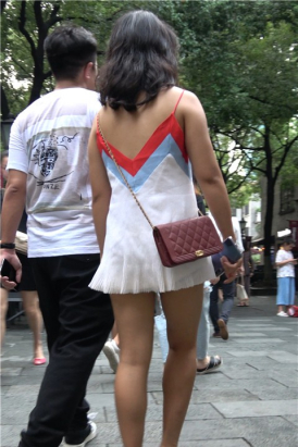 4K 超短吊带裙身材娇小的街怕美女