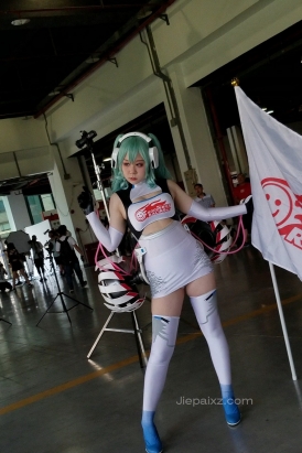 4K - 漫展的可爱cos小女孩 [699 MB/MP4]