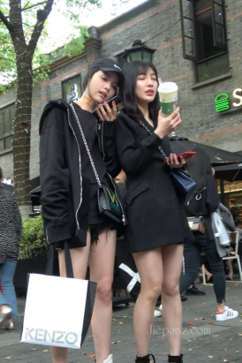 4K - 街拍小清新美女姐妹 [1.83 GB/MP4]