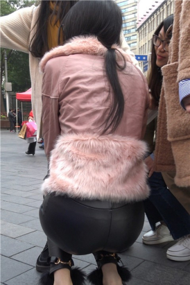 4K 粉色外套街拍皮裤眼镜妹 2 [1.35 GB]