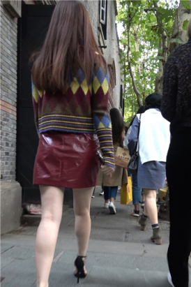 4K - 酒红色皮裙性感美腿街拍高跟美女 [1.01 GB/MP4]