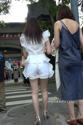 4K - 性感白皙美腿街拍连衣裙高跟美女 [2.09 GB/MP4]