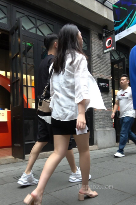 4K - 街拍短裙白衬衫美女姐姐 [2.95 GB/MP4]