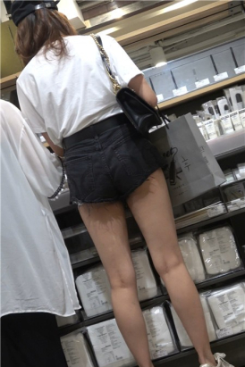 4k-天生丽质气质非凡的热裤鸭舌帽街拍美女 [673 MB]