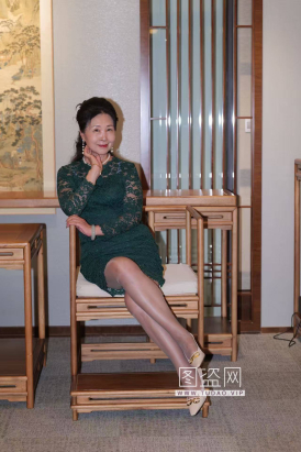 气质贵妇高档灰丝短裙，脱鞋拍脚诱惑力十足