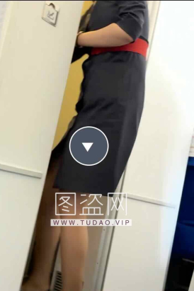 整理东西时不小心露出裤头