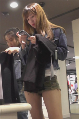 服装店拍摄小清新美臀迷彩热裤少女 [1.01 GB]