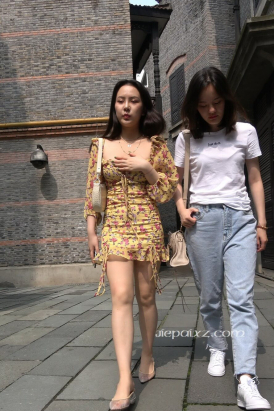 4K - 性感低胸装街拍高跟短裙美女 [2.32 GB/MP4]