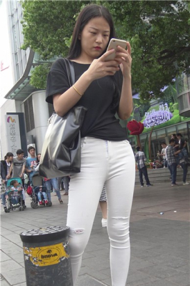 4K - 街拍白裤女孩 [1.25 GB]