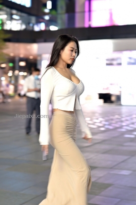 翘臀美女2分04秒 [1.81 GB]