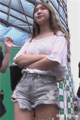 街拍超短牛仔热裤一字肩美女 [2.09 GB]