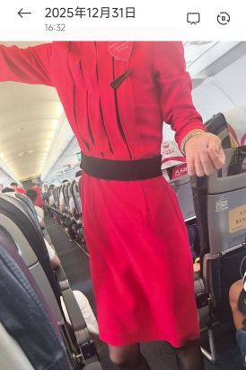 25川航空姐机上近距离拍摄-火红的制服搭配黑丝