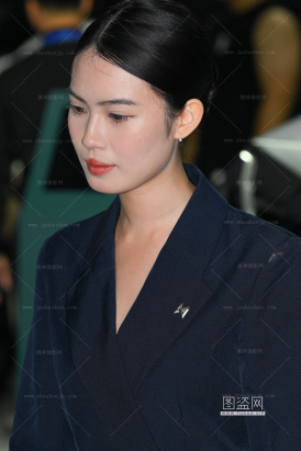 2552-3=44√广州车展-端庄肉丝美女