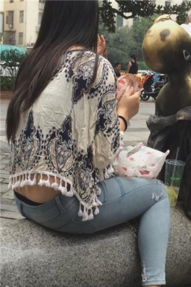 街拍微胖紧身蓝牛吃货小美女 [4.69 GB]