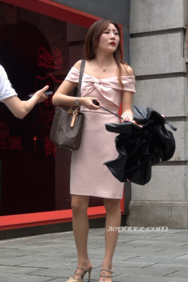 4K - 性感身材粉色连衣裙街拍高跟美女 [1.31 GB/MP4]