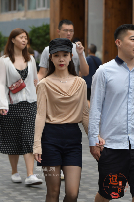 编码0383蓝色短裤黑丝美腿高跟