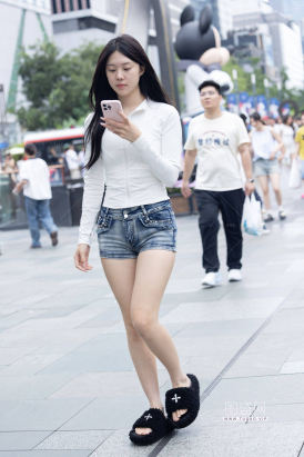 2589-16=43 白皙高挑热裤小妹