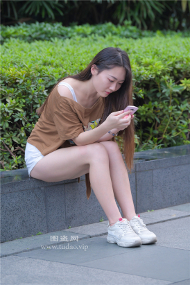 编码2107白色热裤白嫩小姐姐