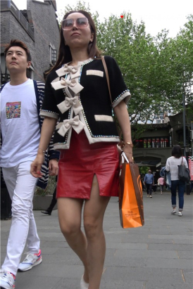 街拍红色皮短裙成熟知性女子 [0.98 GB/MP4]