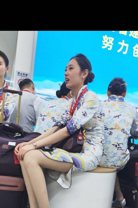 4K视频候机楼偶遇海航空姐灰丝旗袍高跟坐姿走路绝美