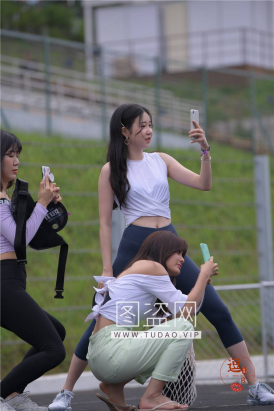 编码0302蓝色紧身裤翘臀