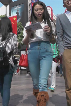 紧身蓝色牛仔裤小姐姐身材棒棒哒 [1.02 GB]