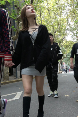 4K - 街拍娇小玲珑的灰色短裙气质小姐姐 [1.14 GB/MP4]