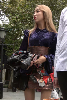 手持单反的时尚美裙街拍美腿姑娘 [664 MB/MP4]