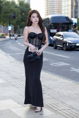 低胸裙性感美女
