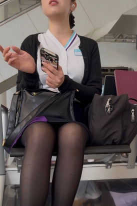 低角度 拍摄漂亮空姐黑丝袜美腿