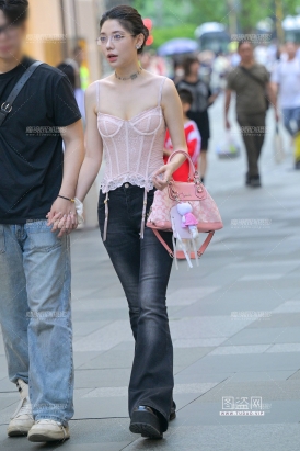 清凉眼镜妹