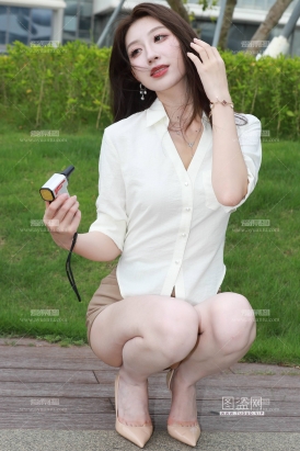 热裤美腿网红-小乐【套图➕视频】
