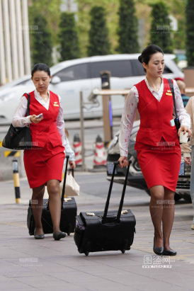 25最新空姐街拍-深航空姐深咖色丝袜性感但是标准不一
