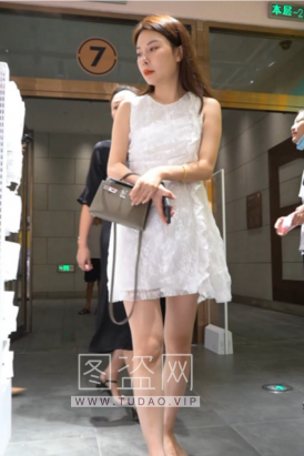 【YZWCD】YC177白裙高跟鞋美女浅黄内尿湿一大片！