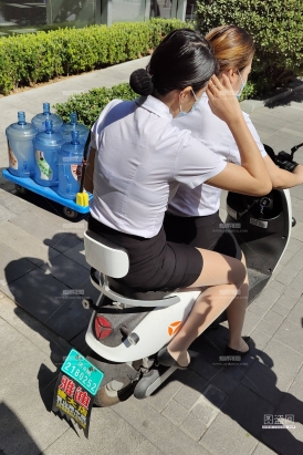 口罩疫情下的商务区si袜制服小姐姐们